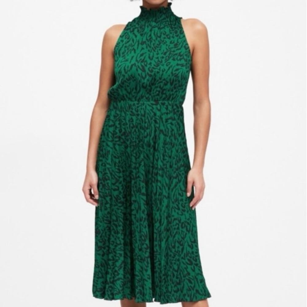 NWT Banana Republic Women’s Midi Dress Green pleated Size M Petite.